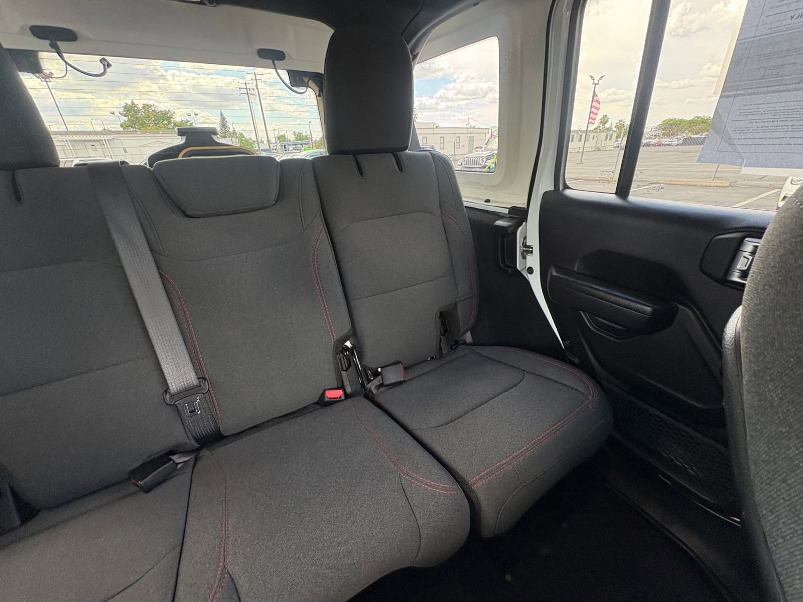 Used 2025 Jeep Wrangler Unlimited Rubicon AWD/4WD image 36