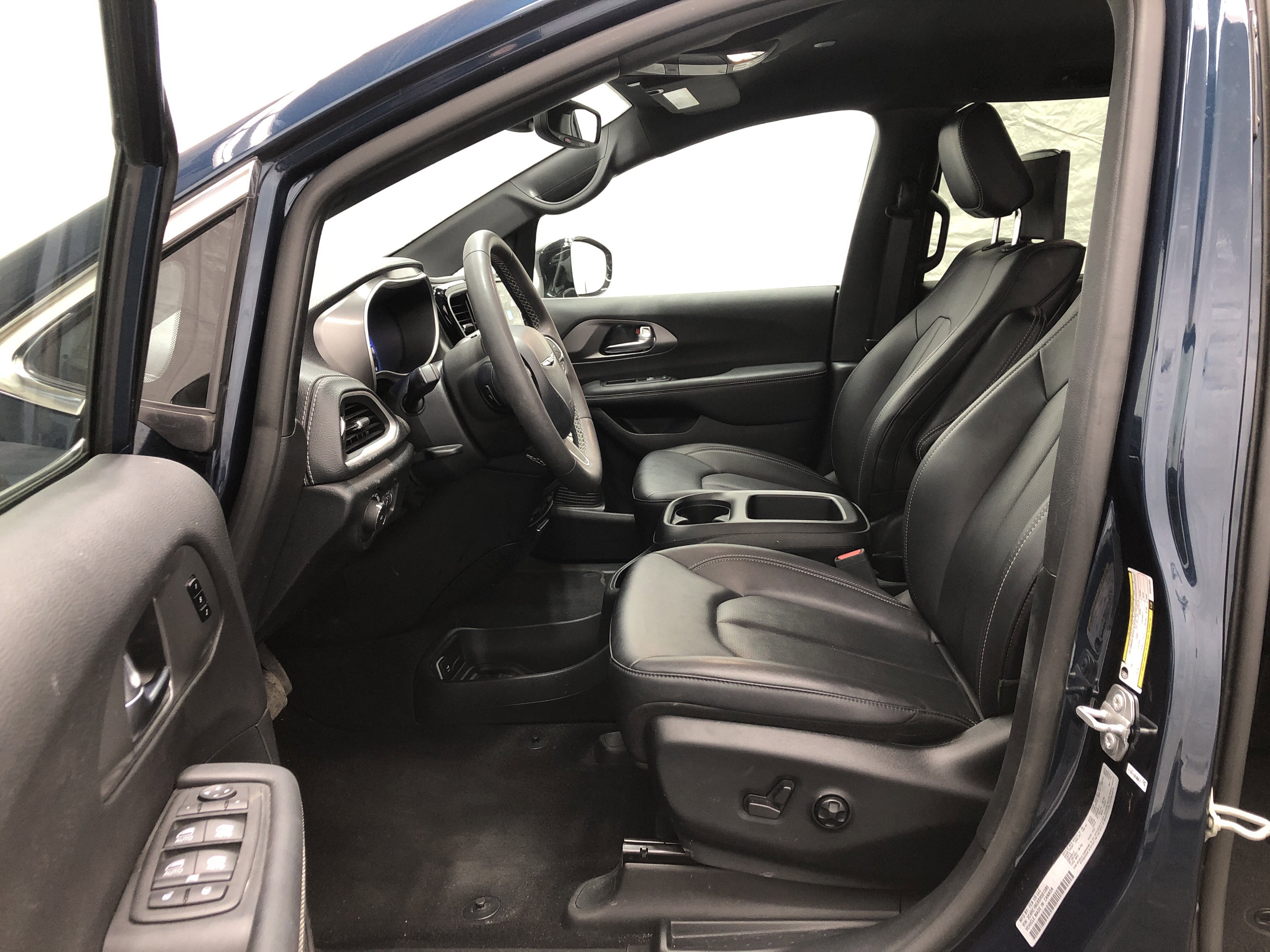 Certified 2025 Chrysler Pacifica Select w/ Uconnect Theater Family Group FWD image 14