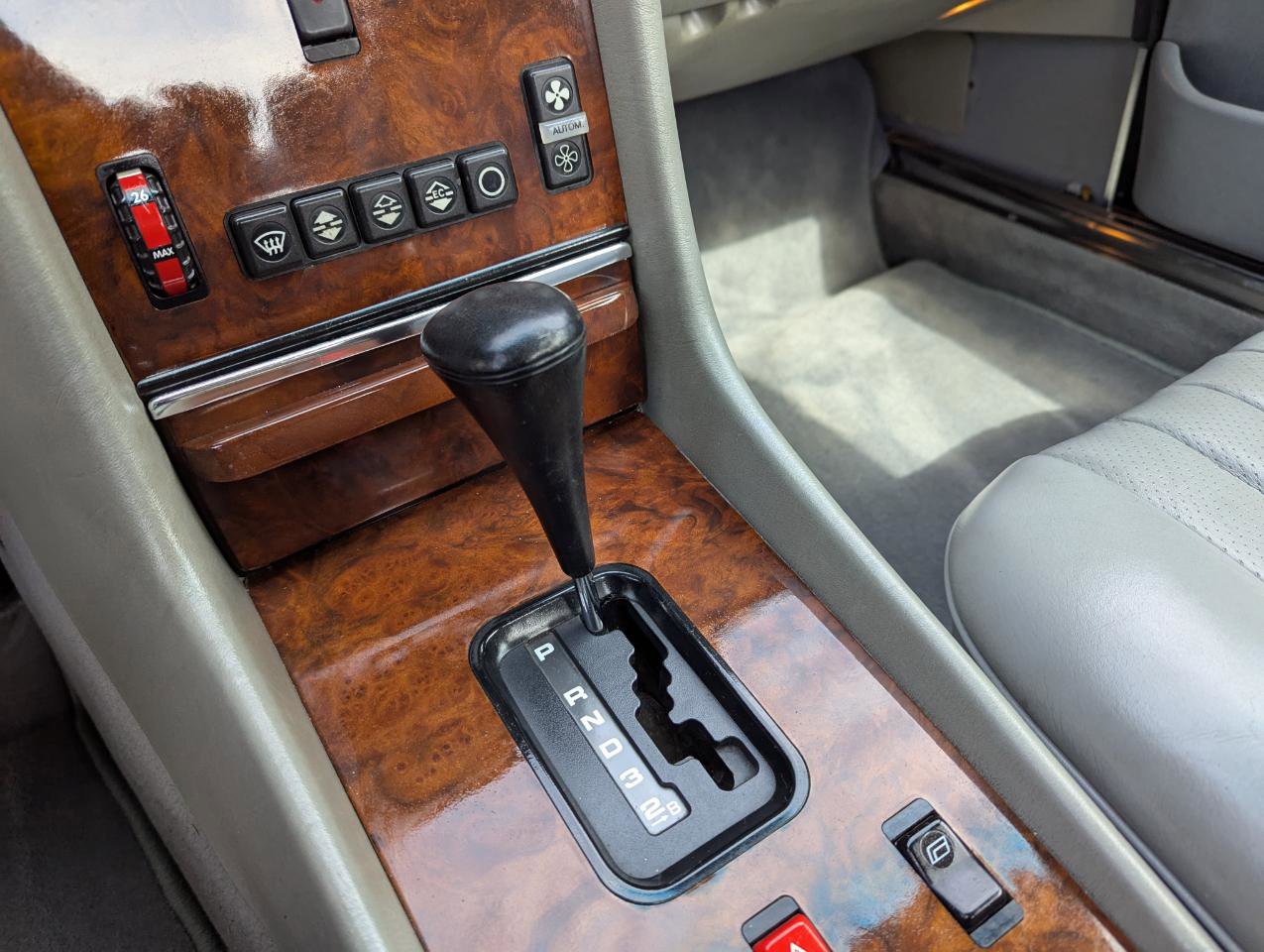 Used 1987 Mercedes-Benz 560 SL image 24