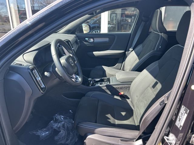 Certified 2025 Volvo XC40 B5 Plus image 17