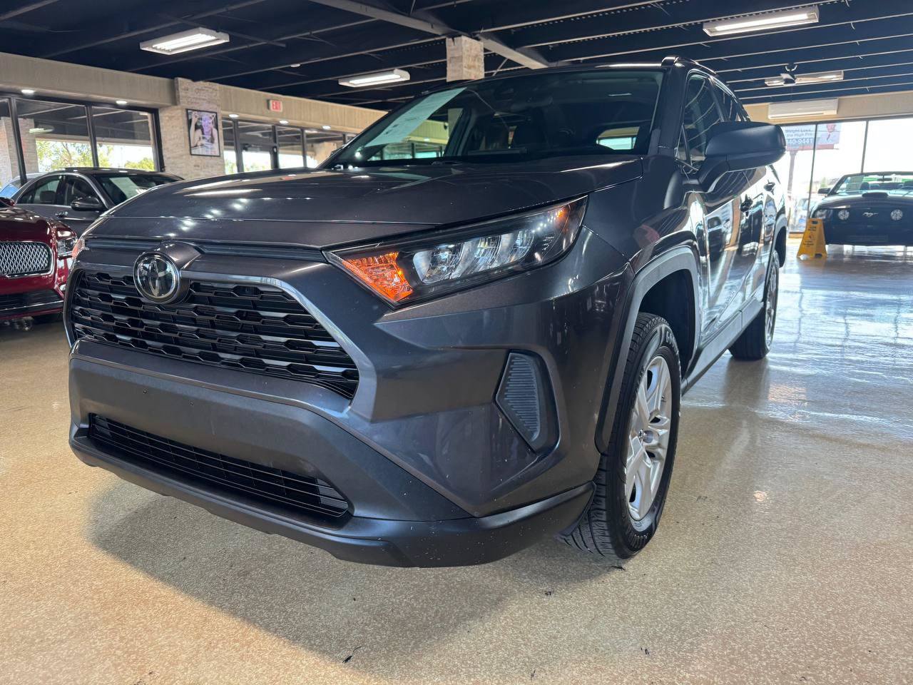 Used 2021 Toyota RAV4 LE AWD/4WD image 3