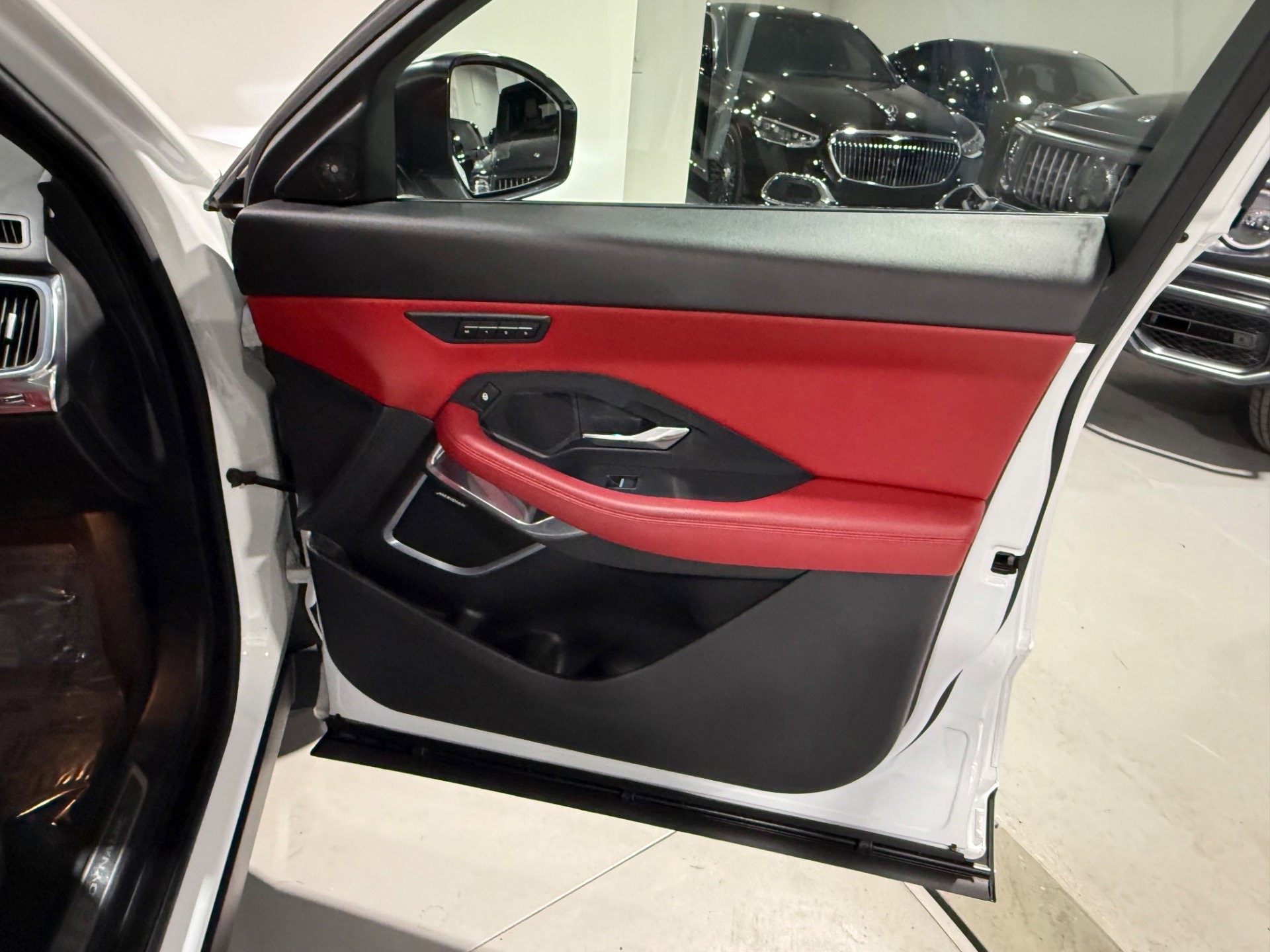 Used 2019 Jaguar E-PACE R-Dynamic SE image 47