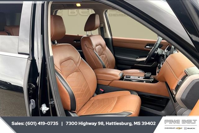 Used 2023 Nissan Pathfinder Platinum w/ Cargo Package image 6