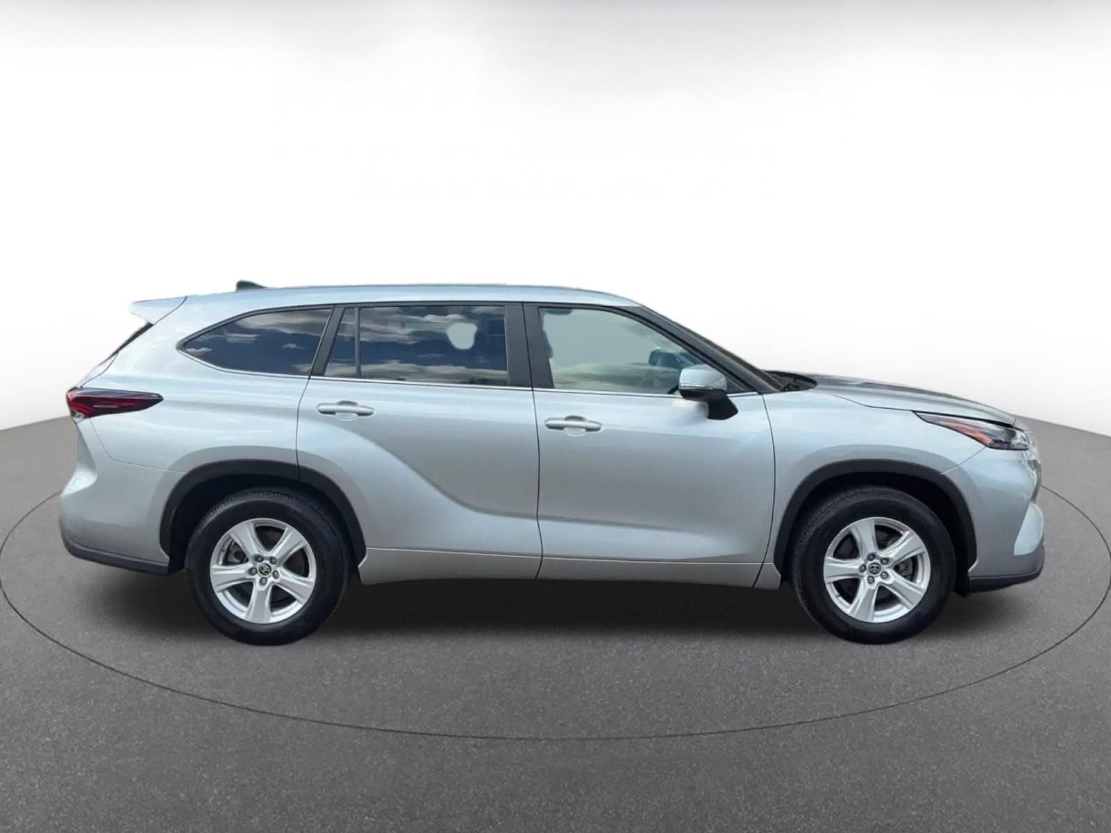 Used 2025 Toyota Highlander LE FWD image 13