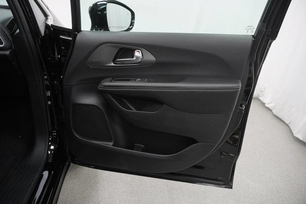 New 2027 Chrysler Pacifica Select AWD/4WD image 31