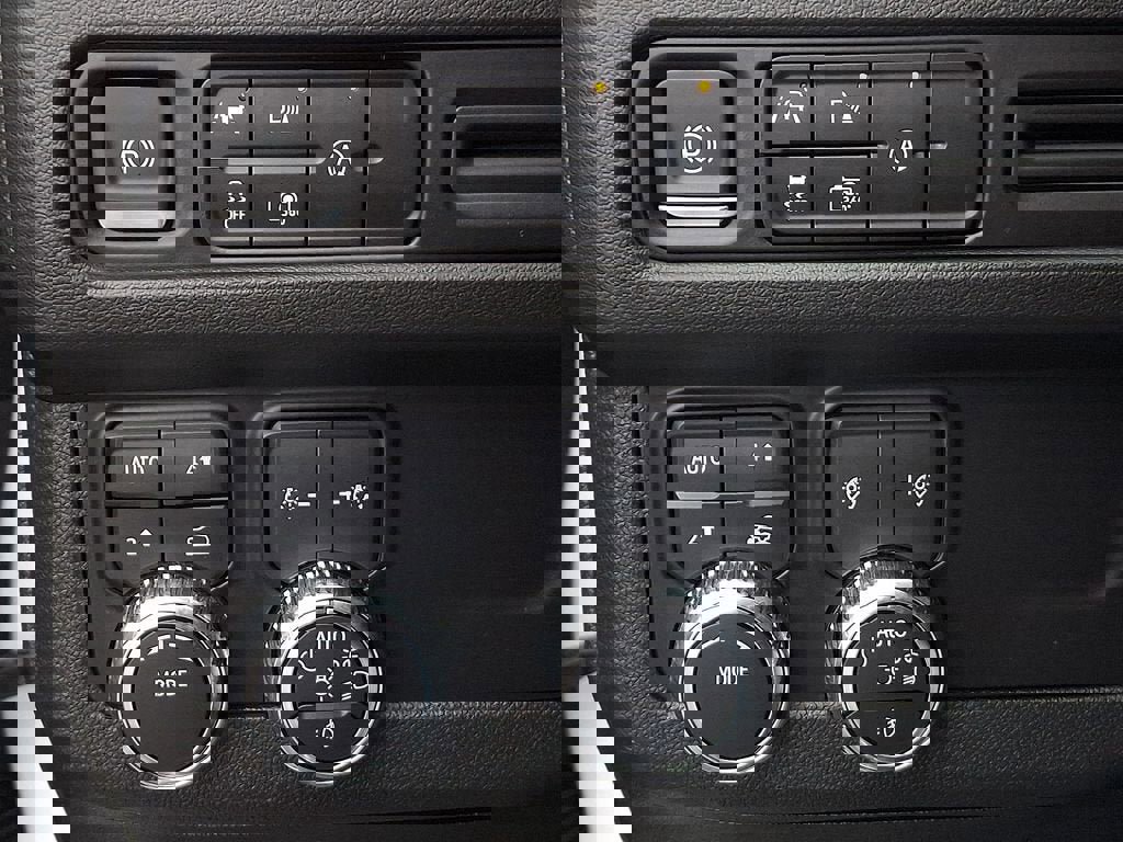 Certified 2024 GMC Yukon SLT w/ SLT Luxury Package image 28