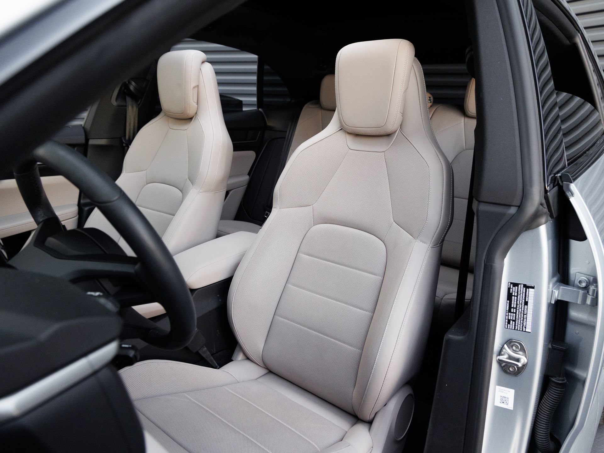 Certified 2025 Porsche Macan 4S Electric AWD/4WD image 5