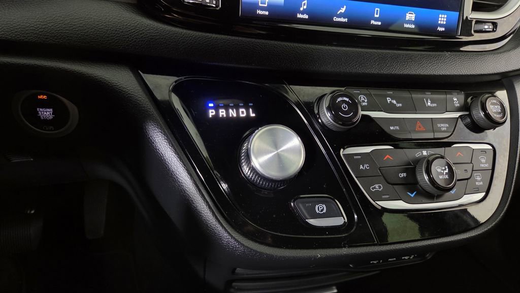 Used 2025 Chrysler Pacifica Select image 23