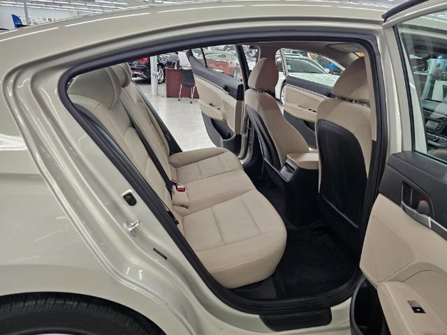 Used 2017 Hyundai Elantra SE w/ Cargo Package image 32