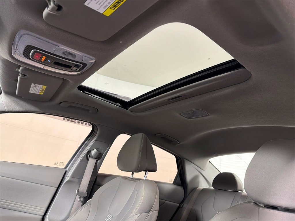 Used 2024 Hyundai Elantra SEL w/ Convenience Package image 2