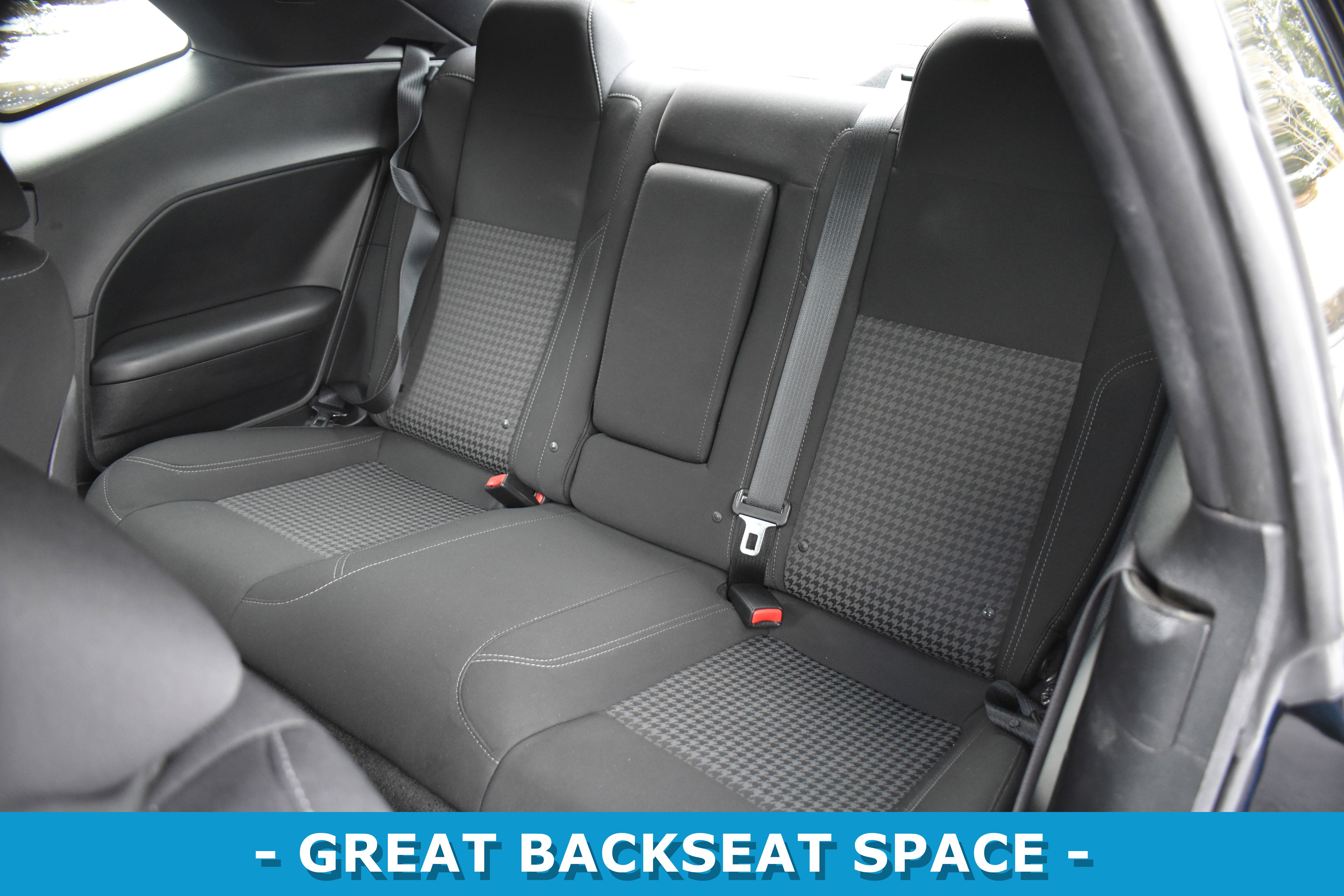 Used 2015 Dodge Challenger SXT image 9