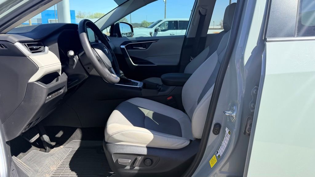 Used 2022 Toyota RAV4 XLE Premium image 21