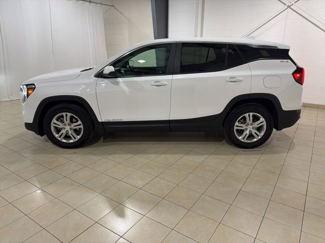 Used 2024 GMC Terrain SLE FWD image 2
