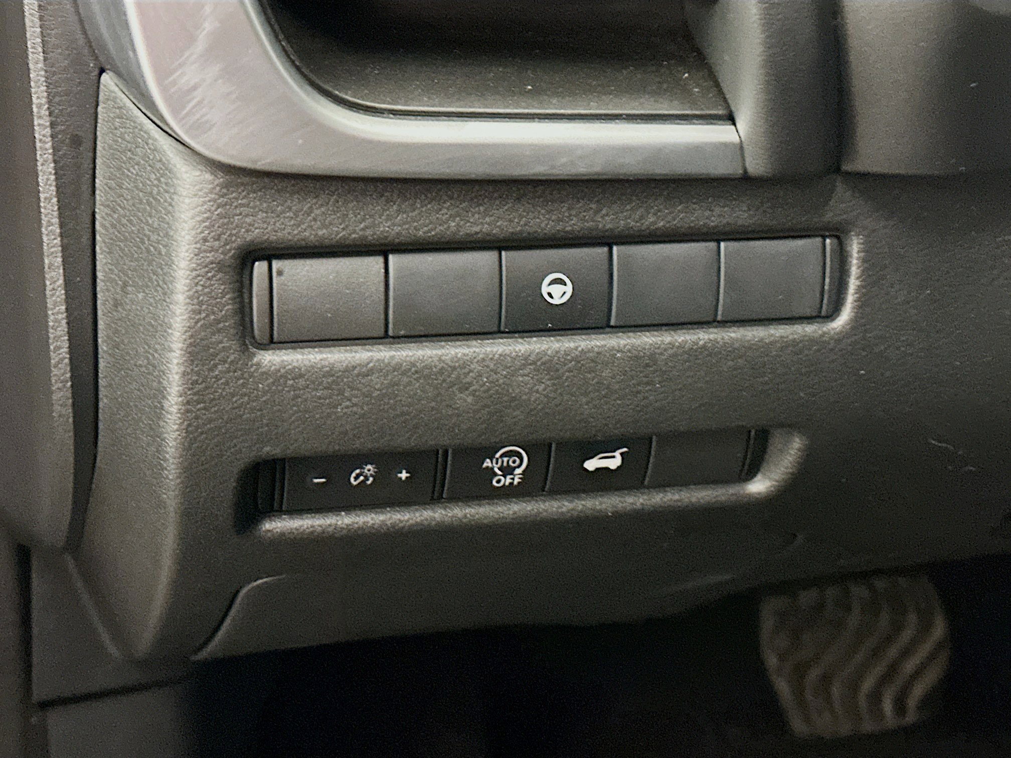 Used 2025 Nissan Rogue SV image 17