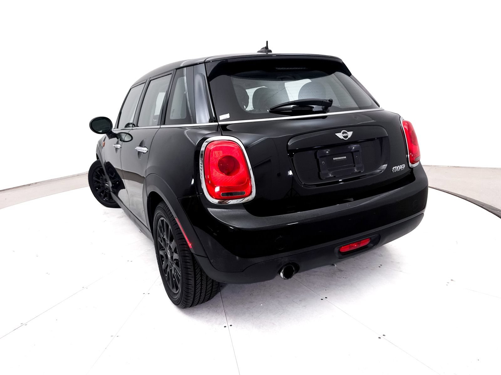 Used 2017 MINI Cooper 4-Door Hardtop FWD image 7