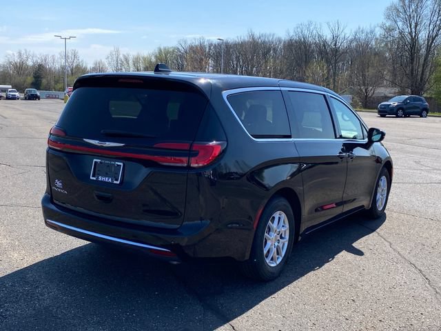 Used 2024 Chrysler Pacifica Touring-L FWD image 3