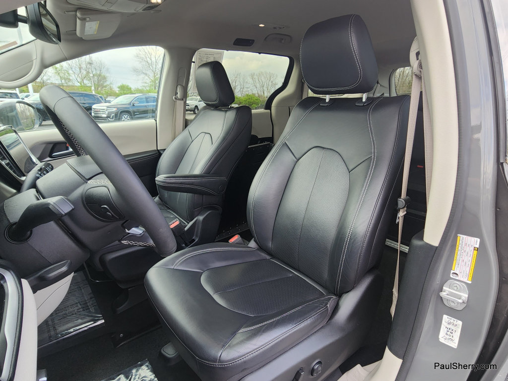 Used 2022 Chrysler Pacifica Touring-L FWD image 36