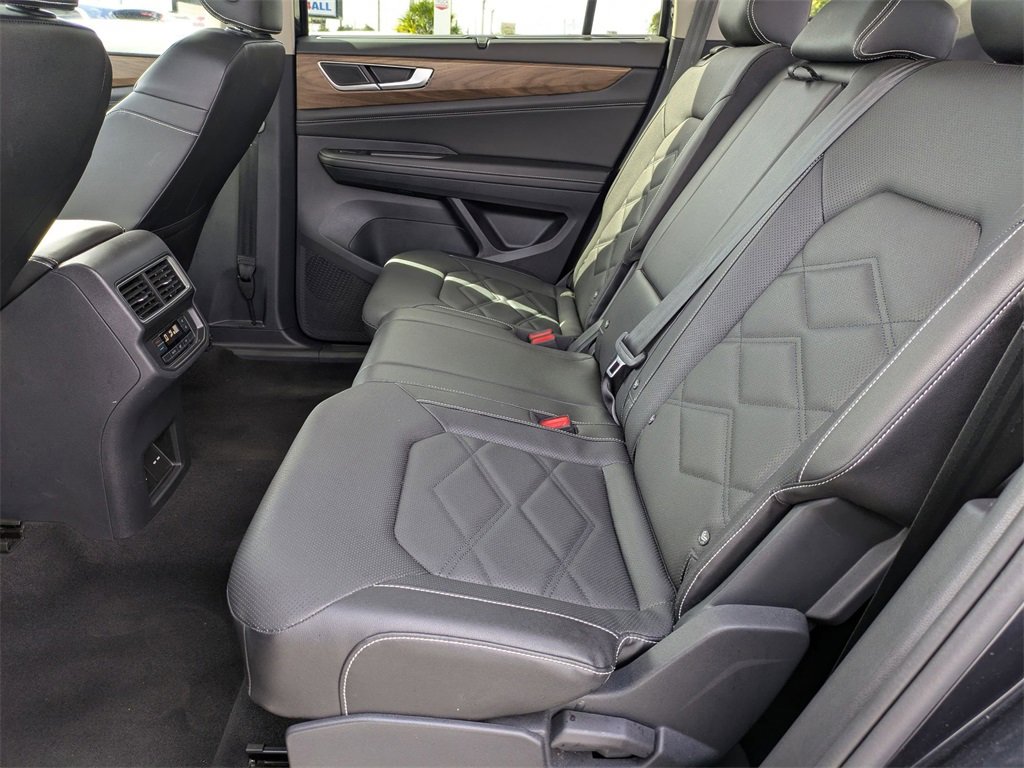 Used 2025 Volkswagen Atlas SE image 28