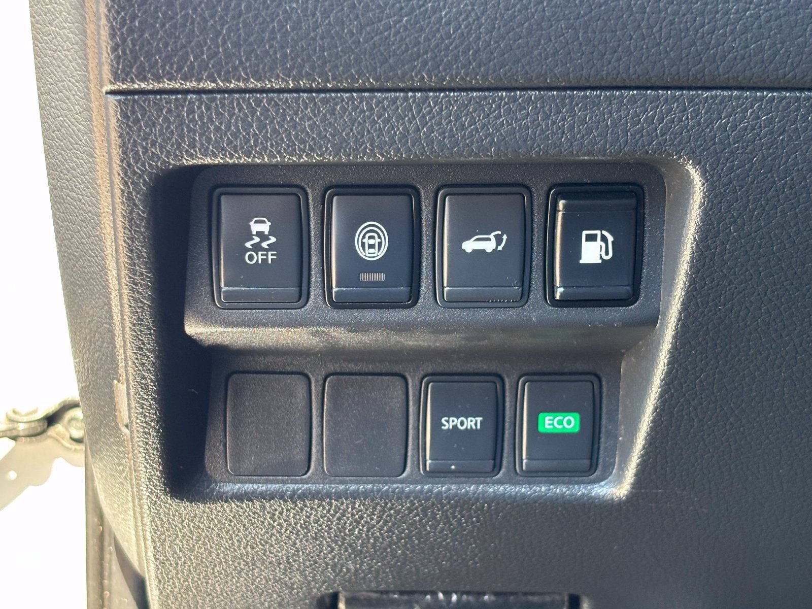 Used 2020 Nissan Rogue SV FWD image 32