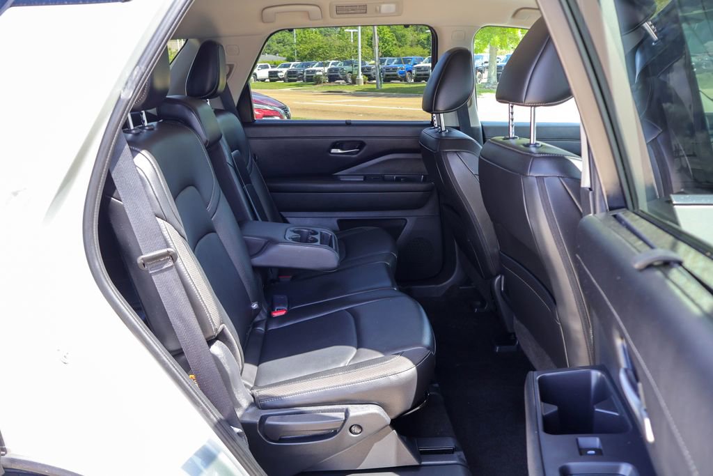 Used 2025 Nissan Pathfinder SL AWD/4WD image 10