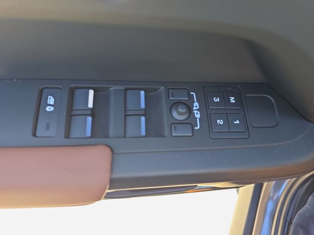 Used 2025 Land Rover Defender 110 image 29