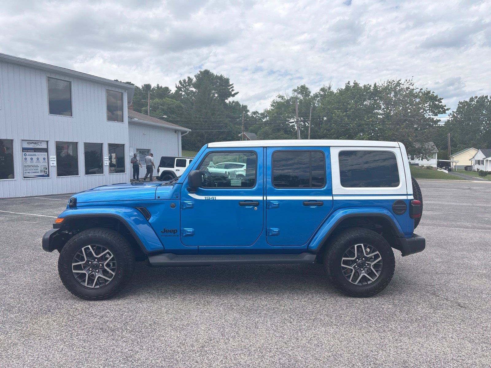 New 2026 Jeep Wrangler Unlimited Sahara w/ Whitecap Package AWD/4WD image 2