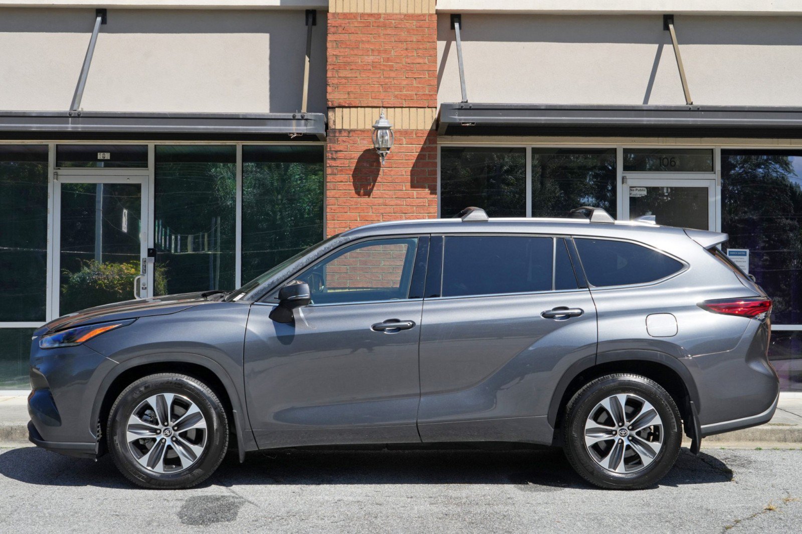 Used 2021 Toyota Highlander XLE FWD image 45
