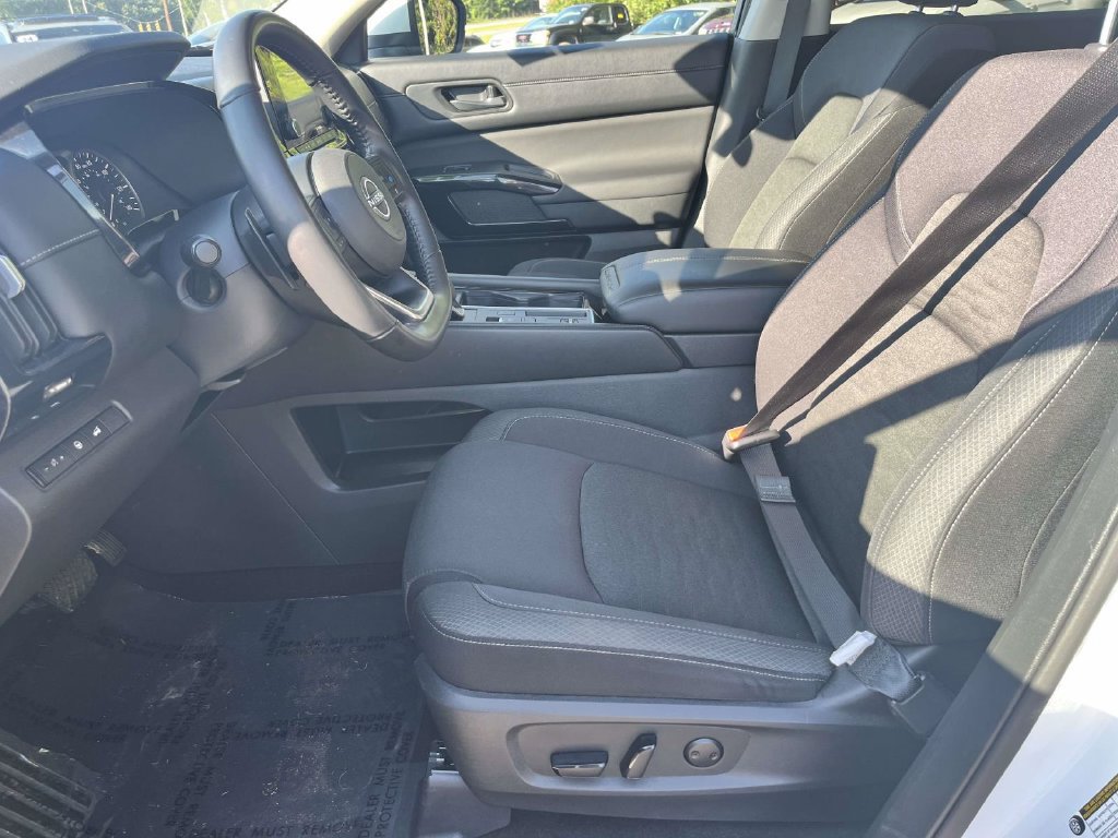 Used 2025 Nissan Pathfinder SV FWD image 14