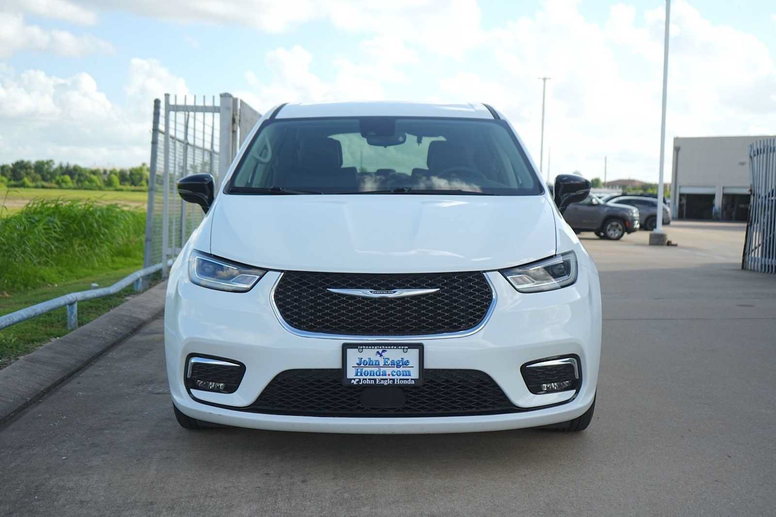 Used 2024 Chrysler Pacifica Limited FWD image 6