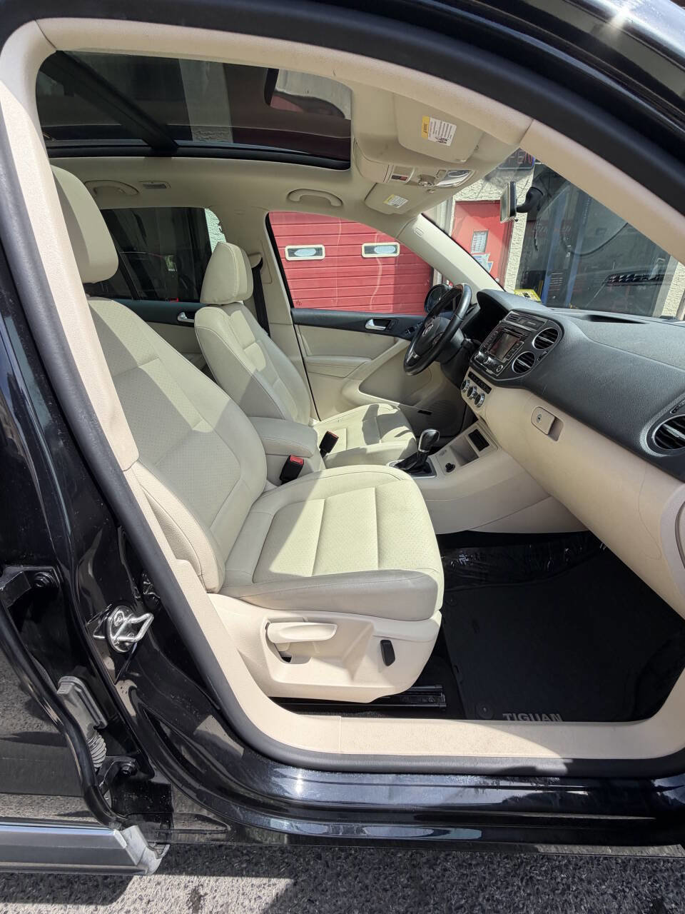 Used 2015 Volkswagen Tiguan SEL image 39