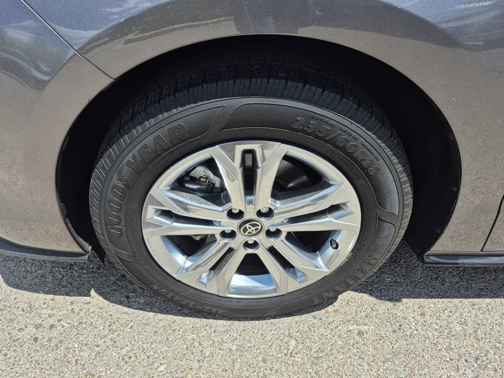 Used 2023 Toyota Sienna Platinum AWD/4WD image 19