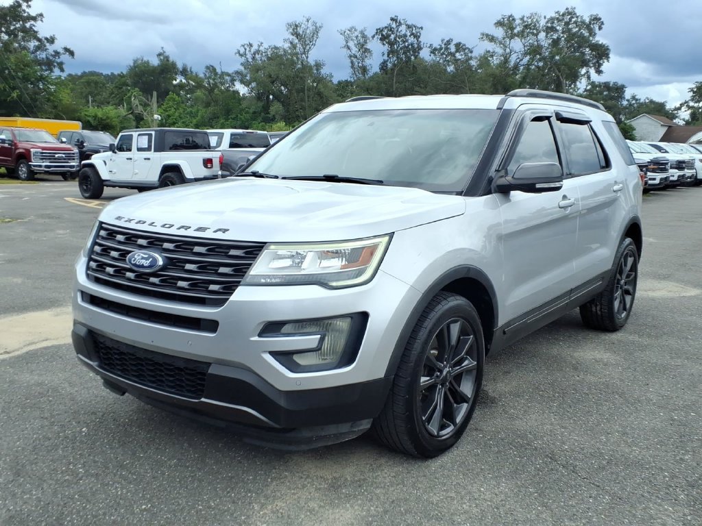 Used 2017 Ford Explorer XLT w/ Equipment Group 202A AWD/4WD image 3