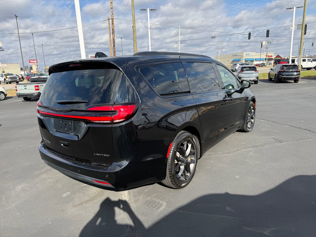 Used 2025 Chrysler Pacifica Limited image 6