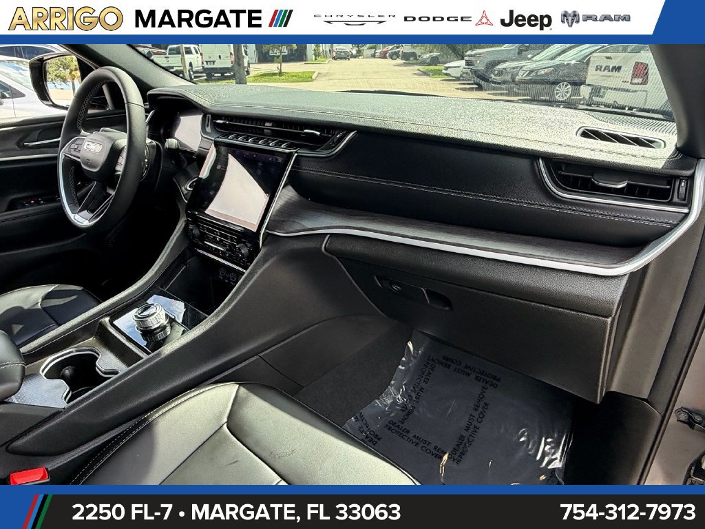 Certified 2025 Jeep Grand Cherokee Limited w/ Black Appearance Package RWD image 18