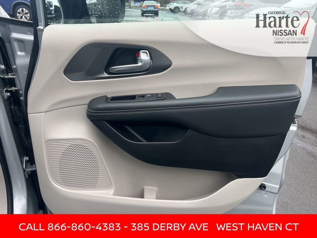 Used 2024 Chrysler Pacifica Touring-L image 34