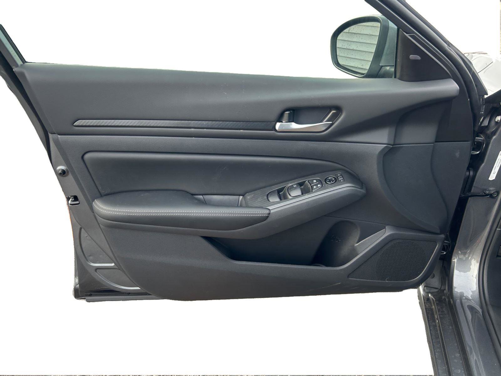 Used 2024 Nissan Altima 2.5 SV w/ SV Premium Package image 9