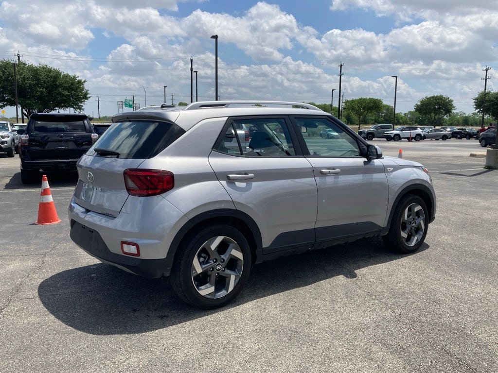 Used 2025 Hyundai Venue SEL image 4