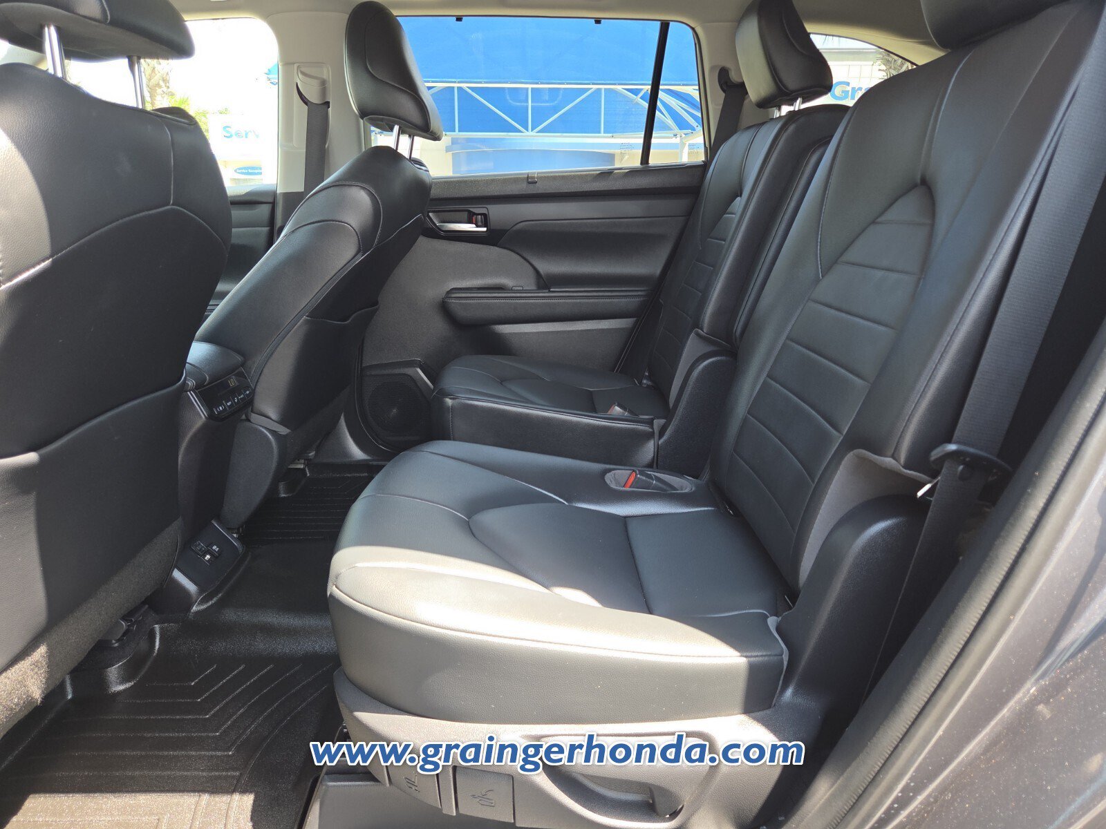 Used 2021 Toyota Highlander XLE FWD image 10