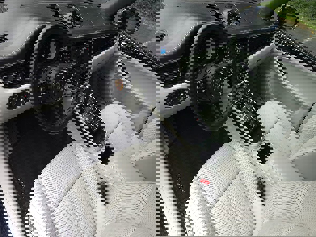 Used 2023 Porsche Macan image 2