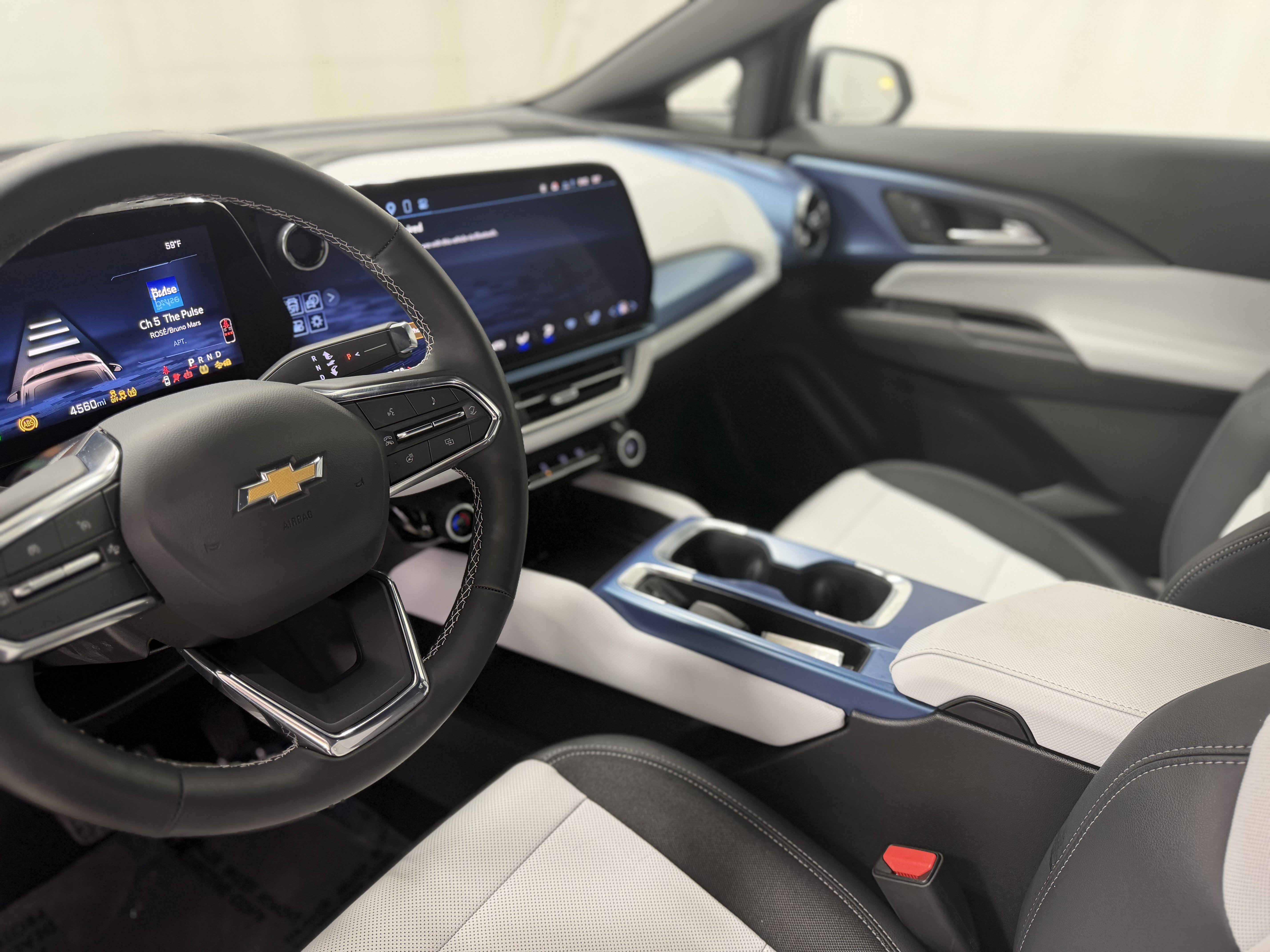 Used 2025 Chevrolet Equinox EV LT w/ Convenience Package AWD/4WD image 21