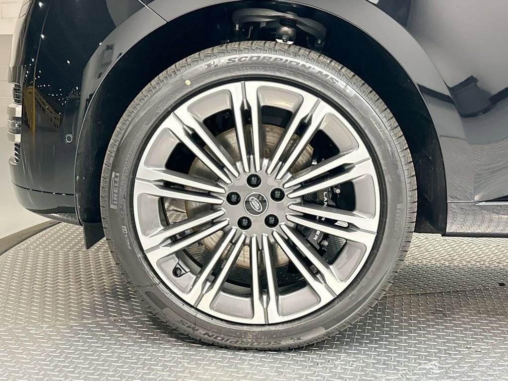 New 2025 Land Rover Range Rover Long Wheelbase SE image 4