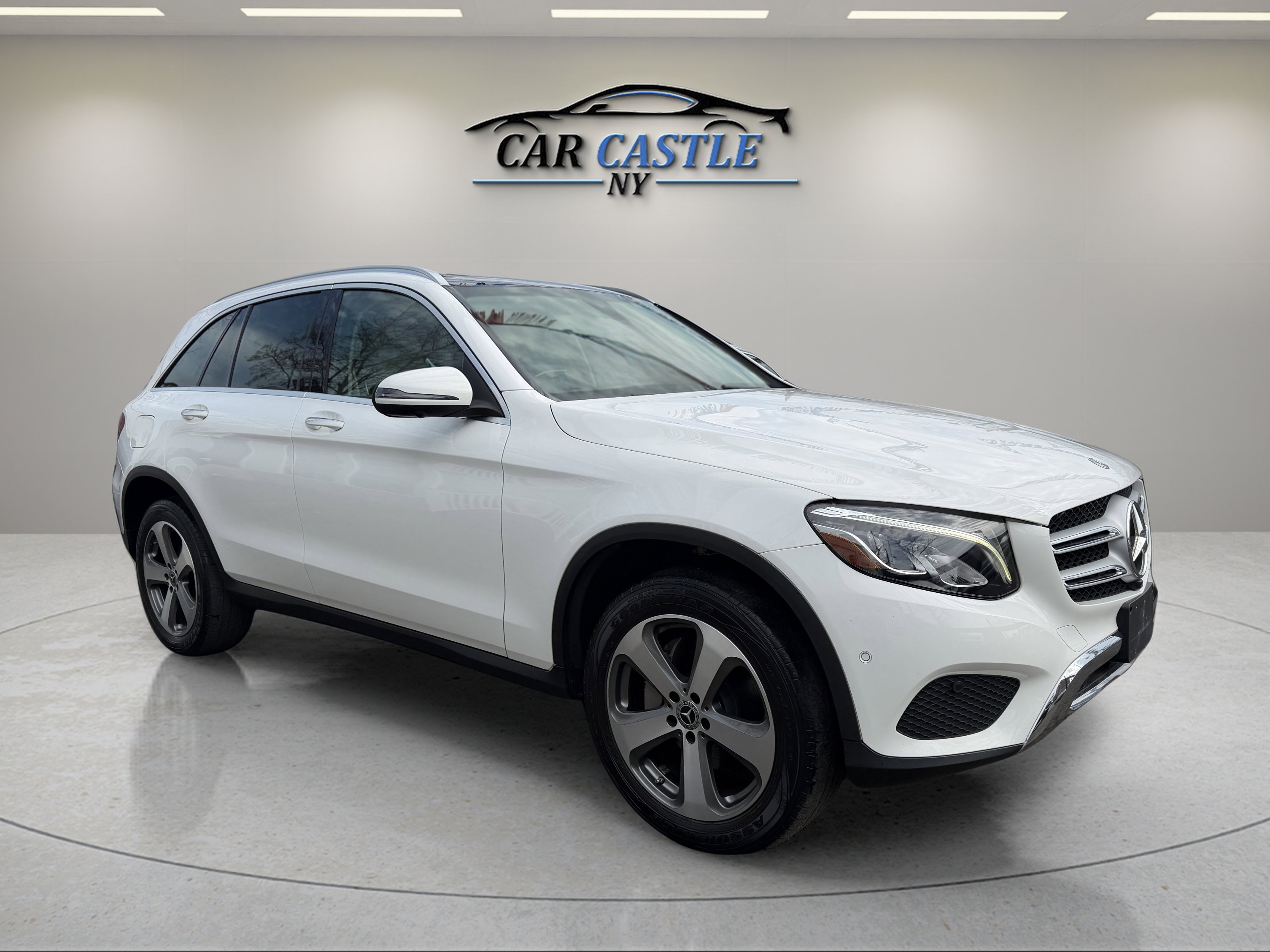 Used 2019 Mercedes-Benz GLC 300 4MATIC w/ Multimedia Package image 5