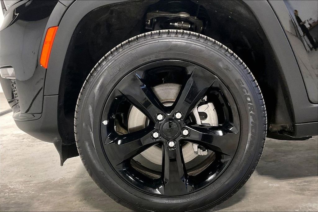 Used 2025 Jeep Grand Cherokee L Limited w/ Black Appearance Package image 11