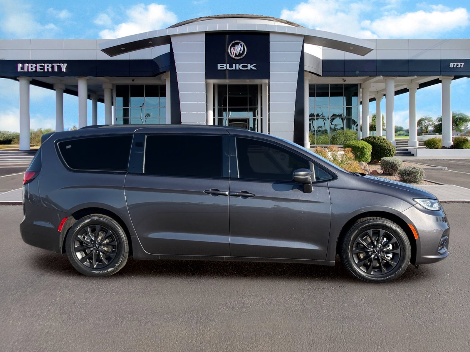 Used 2021 Chrysler Pacifica Touring w/ S Appearance Package FWD image 3