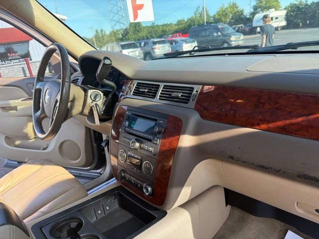 Used 2014 Chevrolet Suburban LT RWD image 21