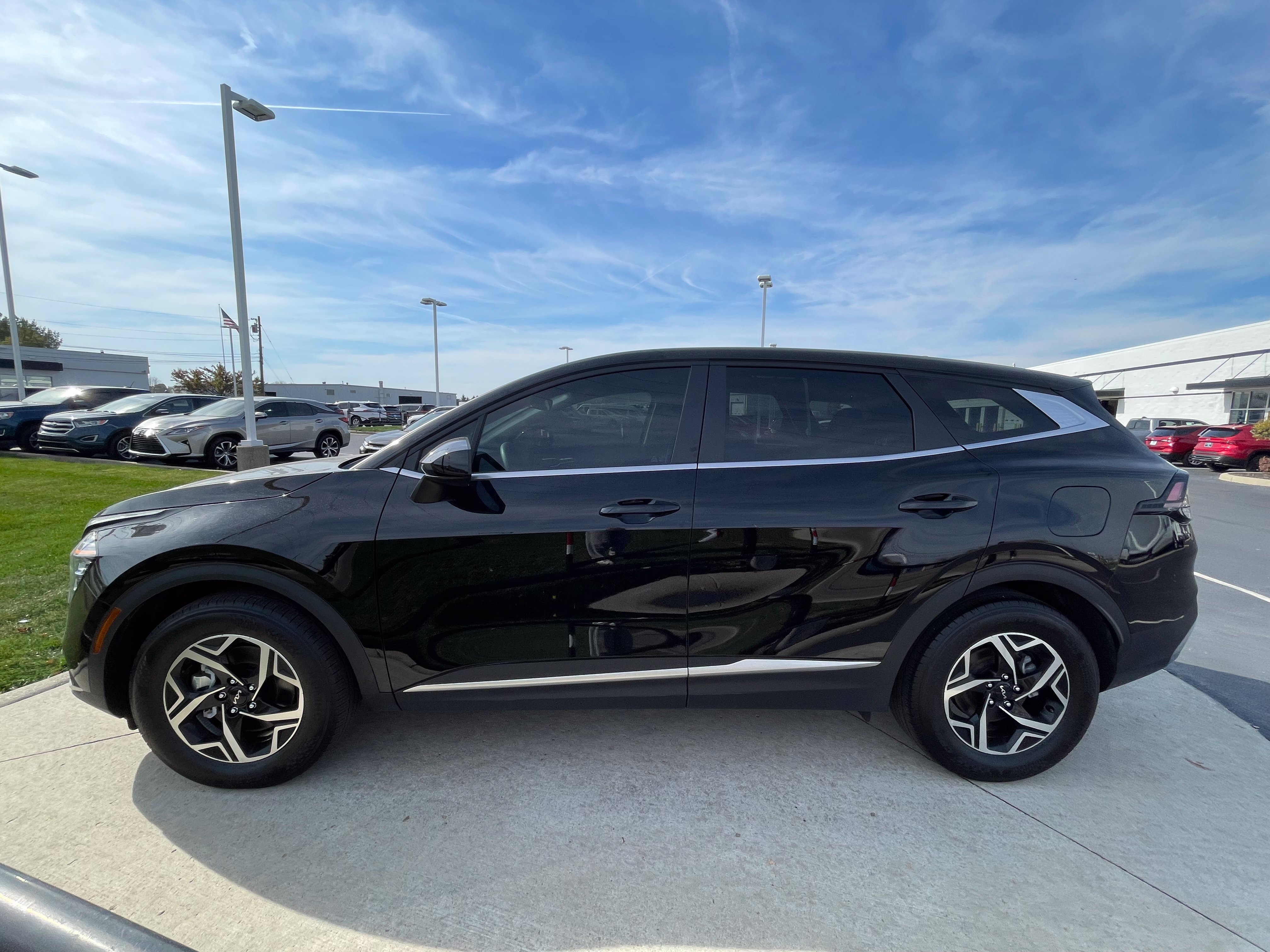 Used 2025 Kia Sportage LX FWD image 4