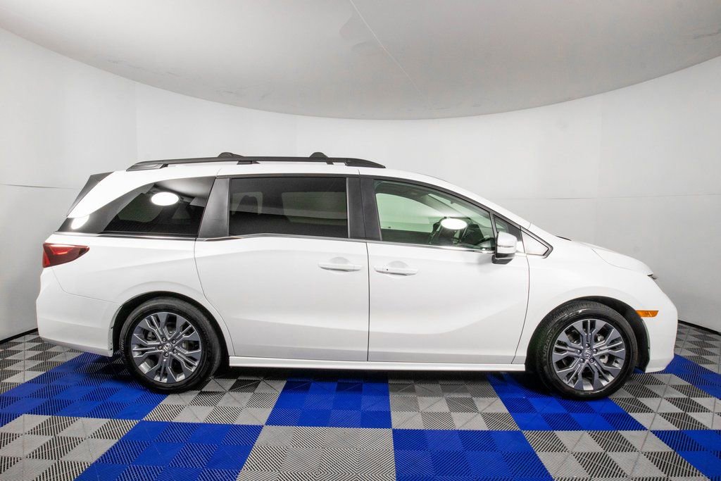 Used 2025 Honda Odyssey Touring image 4
