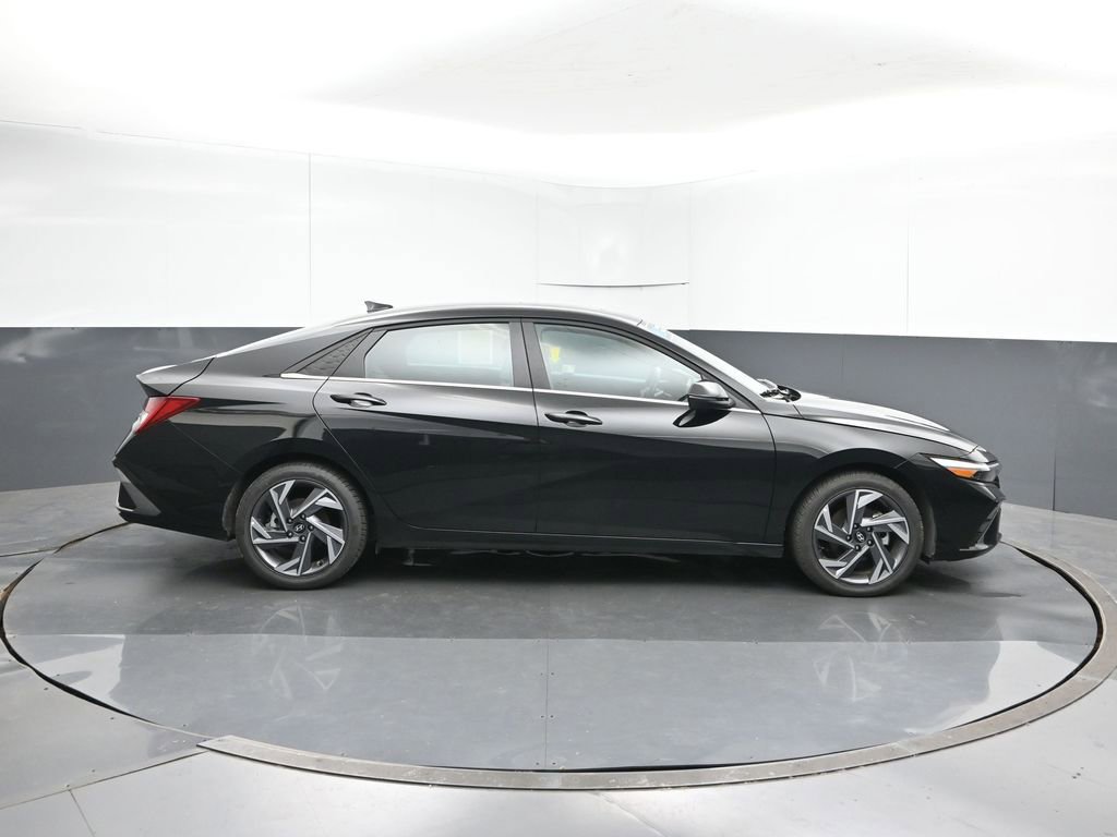 Used 2025 Hyundai Elantra Limited image 6