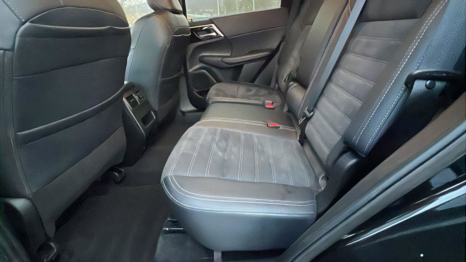 Used 2024 Mitsubishi Outlander SE image 19