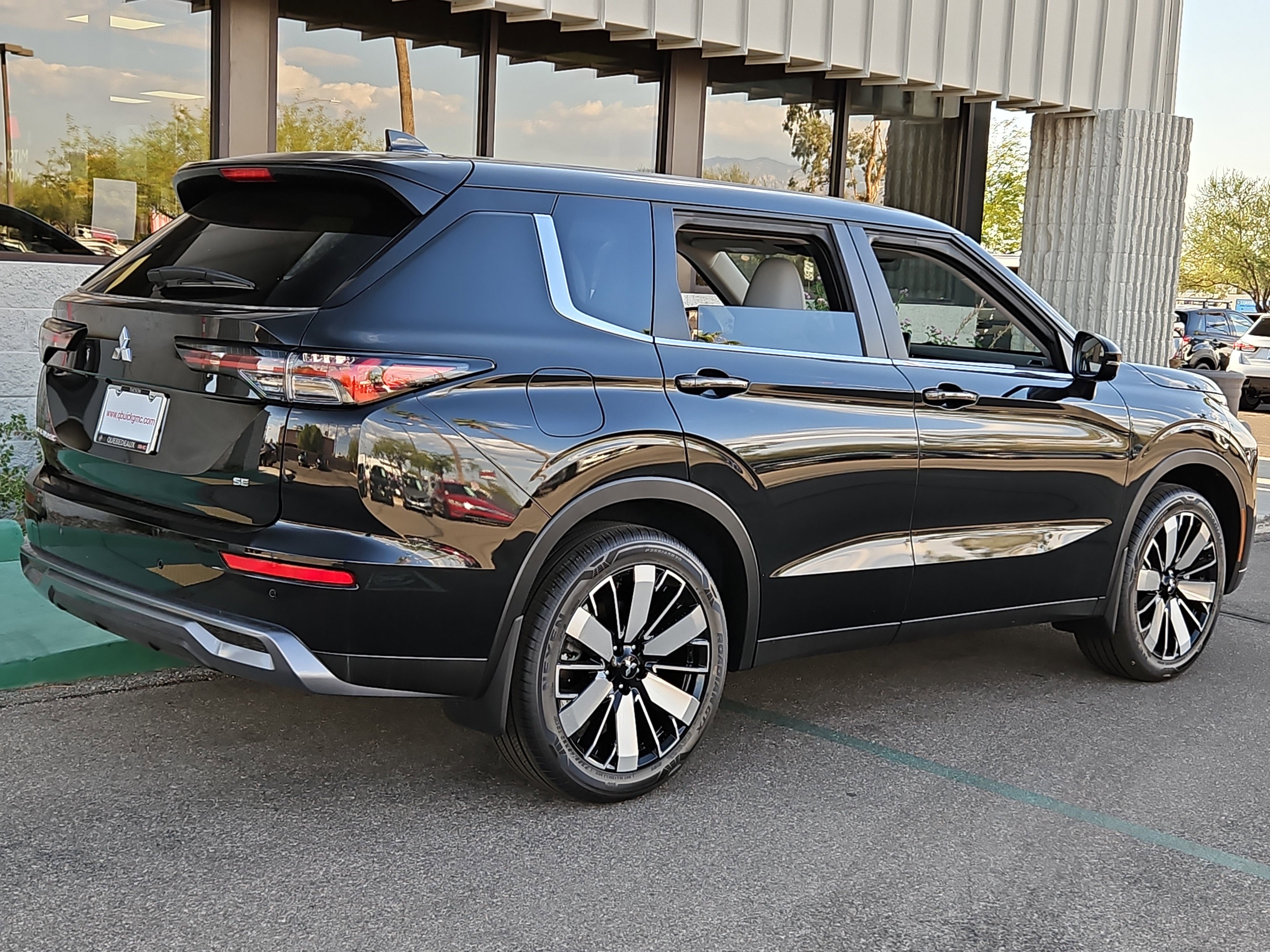 New 2025 Mitsubishi Outlander SE image 4